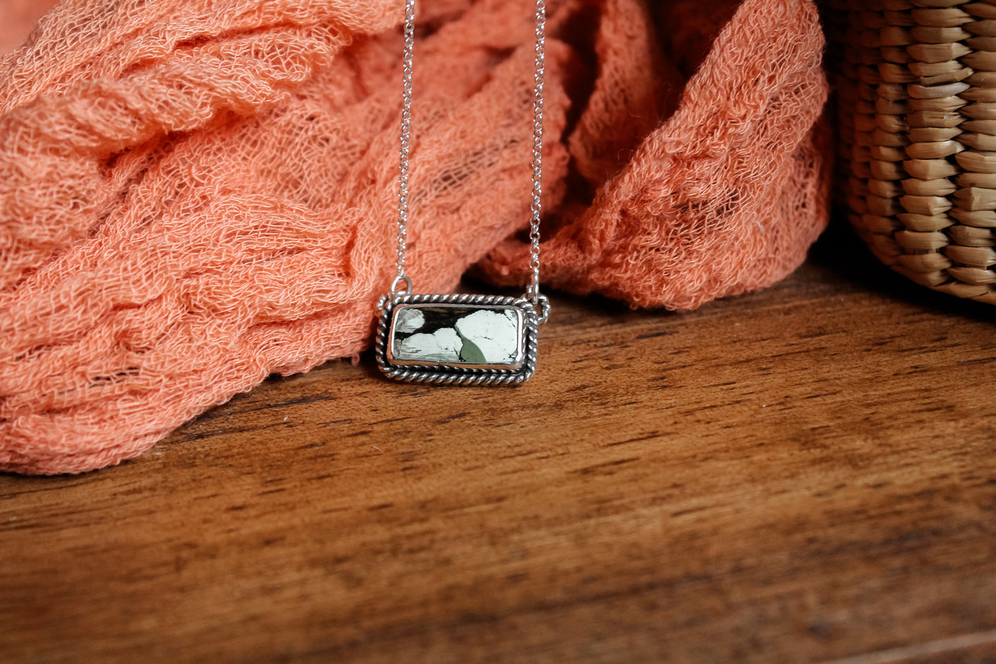 Small bar necklace